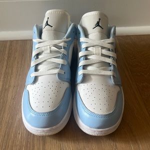 NWOT Nike Air Jordan light blue/white/black swoosh size youth 7 (women’s 8)